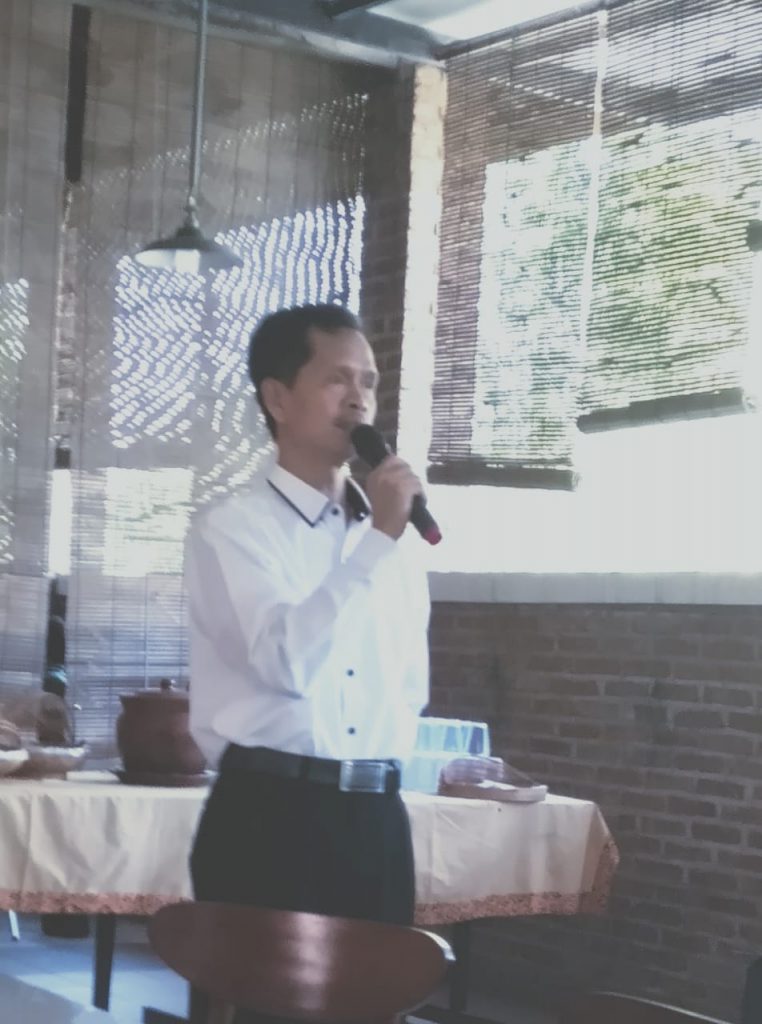 Dekan Fakultas Ushuluddin Adab Dakwah Bapak Dr. Hajam, M.Ag sedang memberikan sambutan di acara Halal Bihalal Keluarga FUAD