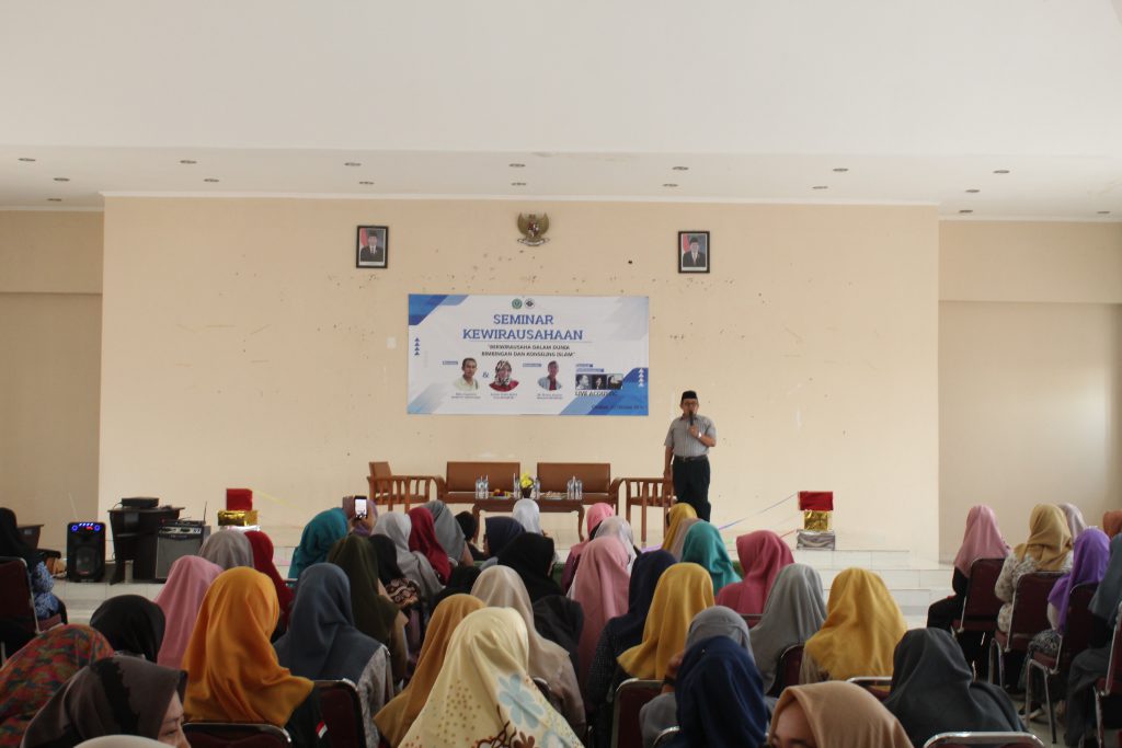 Ketua Jurusan Bimbingan Konseling Islam, Drs. H. Muzaki, M.Ag sedang Membuka Seminar Kewirausahaan