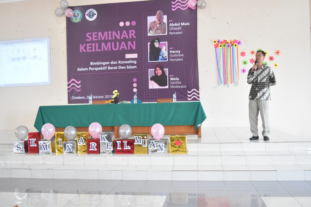 Dekan Fakultas Ushuluddin Adab Dakwah Dr. Hajam, M.Ag sedang membuka acara Seminar Keilmuan 